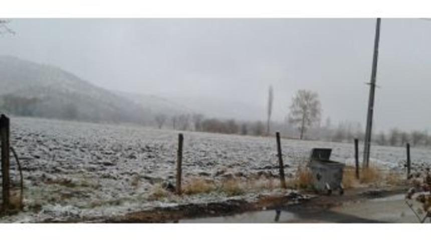 G&ouml;lbaşı İl&ccedil;esine Yılın İlk Karı Yağdı