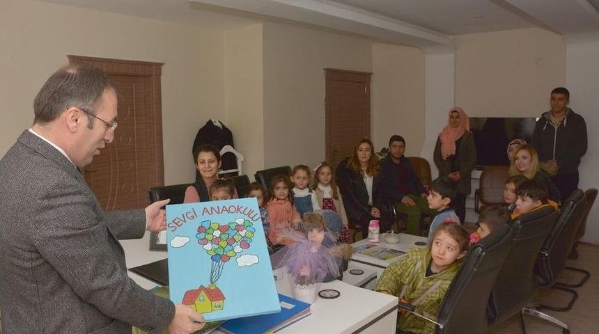 Miniklerden Başkan Vekili Akg&uuml;l&rsquo;e Teşekk&uuml;r Ziyareti