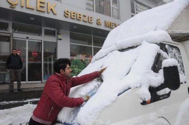 Hakkari Kent Merkezine Mevsimin Ilk Karı Yağdı