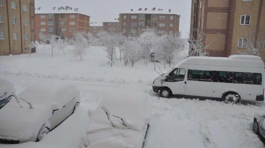 Doğu'da Kar K&ouml;y Yollarını Kapattı