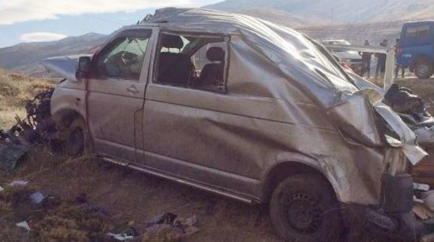 Minib&uuml;s Takla Attı:1 &Ouml;l&uuml;, 2 Ağır Yaralı