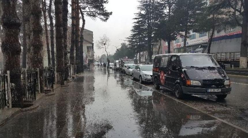 Tatvan&rsquo;da Sağanak Yağış Etkili Oluyor