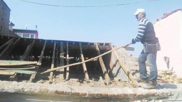 Ayvalık Kaymakamlığı Yaşlı Teyzenin Yardımına Koştu