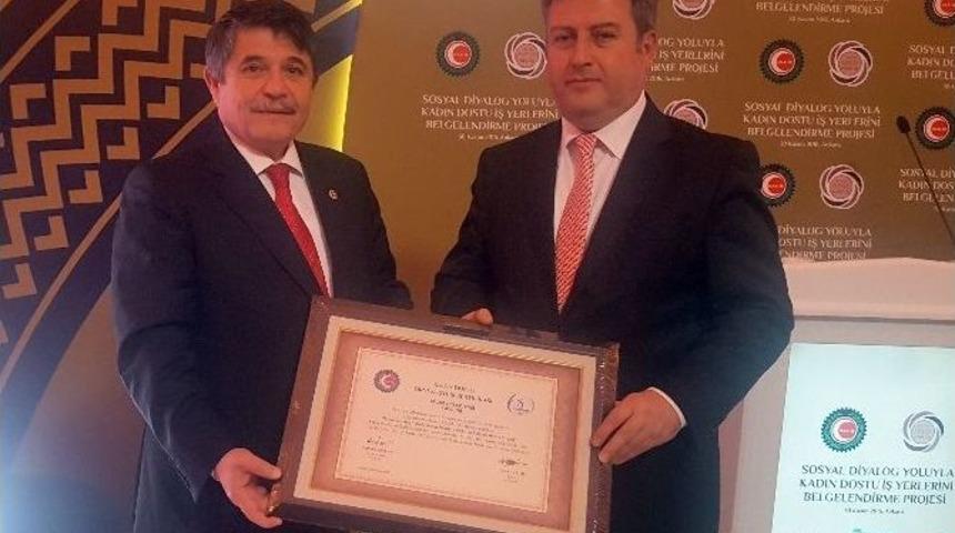 Talas Belediyesi&rsquo;ne Kadın Dostu İş Yeri &Ouml;d&uuml;l&uuml;