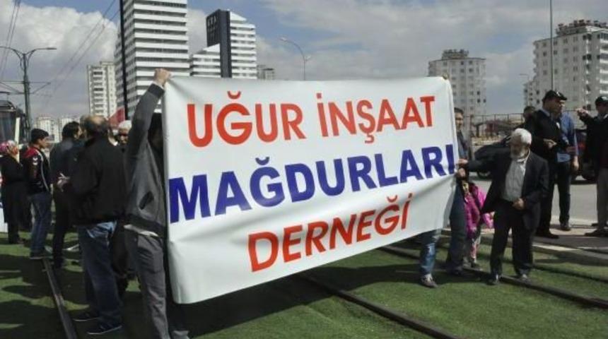 Şirket Iflas Edince Evleri Satılan Vatandaşlar Tramvay Yolunu Kapattı