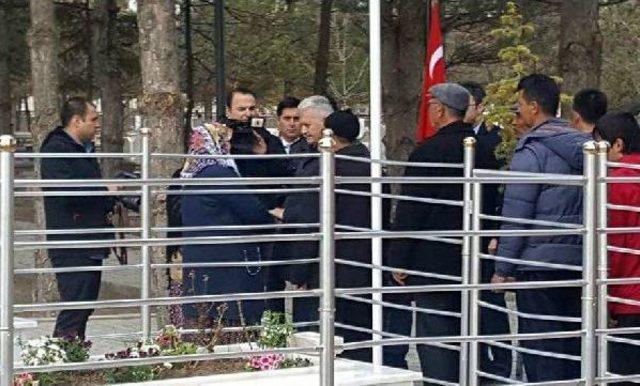 Başbakan Yıldırım, Şehit Halisdemir'in Mezarını Ziyaret Etti