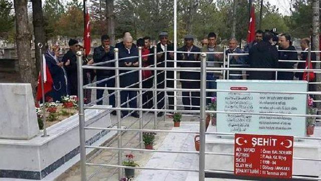 Başbakan Yıldırım, Şehit Halisdemir'in Mezarını Ziyaret Etti