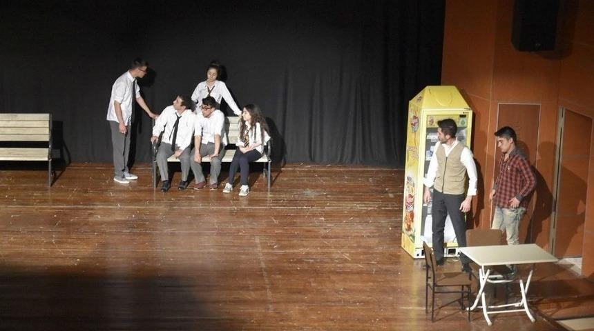 "&ouml;nce Sevgiler Sonra &Uuml;mitler Kaybolup Gittiler" Oyununa B&uuml;y&uuml;k İlgi