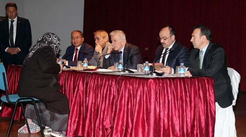 Vali Kam&ccedil;ı Halkla Buluştu