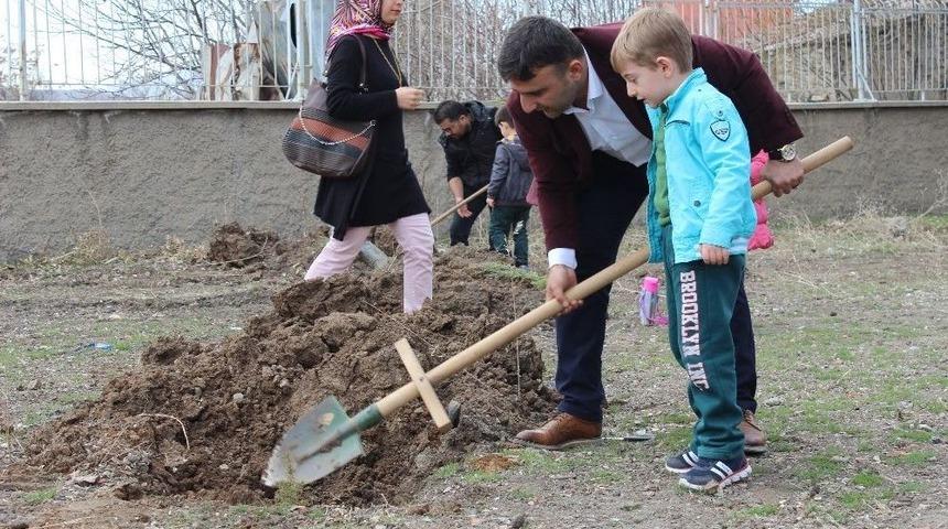 Elazığ&rsquo;da &Ouml;ğrenciler, Fidan Dikti