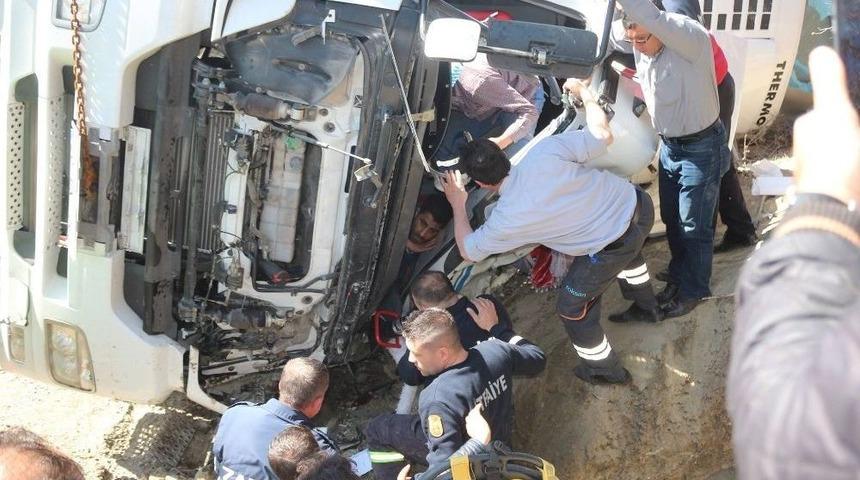 Hisarcık&rsquo;ta Devrilen Tırda Sıkışan S&uuml;r&uuml;c&uuml; 3 Saatte &Ccedil;ıkartılabildi