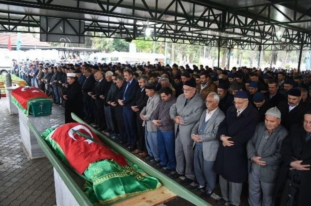 Yurttaki Yangında &Ouml;len &Ccedil;ocuk İle Eğitmen Toprağa Verildi