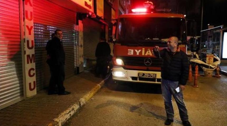 Alkol Aldıkları Birahanede Kilitli Kaldılar