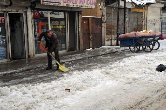 Yüksekova Beyaza Büründü 1