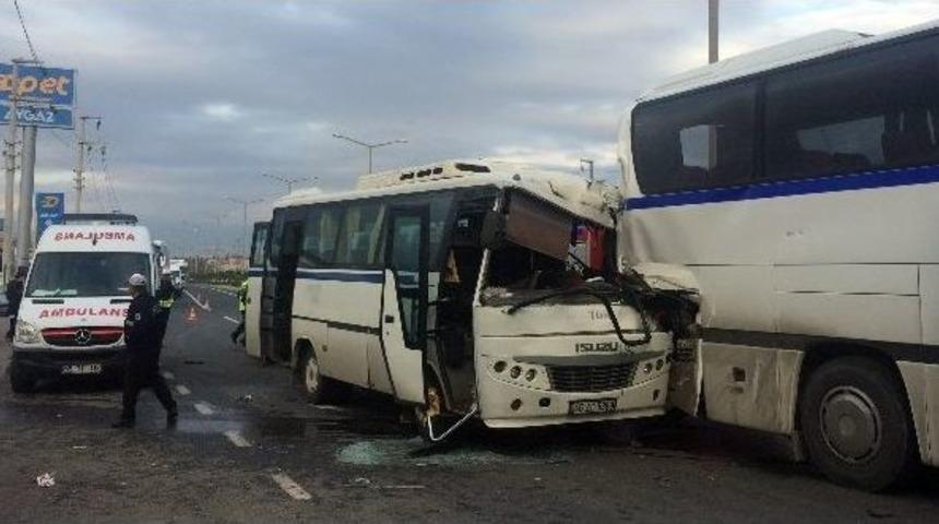 Manisa&rsquo;da İş&ccedil;i Servisleri &Ccedil;arpıştı: 14 Yaralı