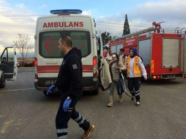 Manisa&rsquo;da İş&ccedil;i Servisleri &Ccedil;arpıştı: 14 Yaralı 1