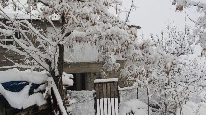 Y&uuml;ksek Kesimlerde Kar Kalınlığı 1 Metre Olarak &Ouml;l&ccedil;&uuml;ld&uuml;