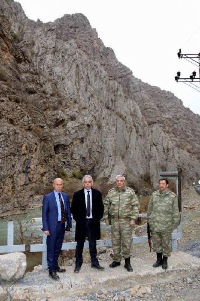 Hakkari Valisi Toprak Şine Köprüsü'ndeki Askerleri Ziyaret Etti