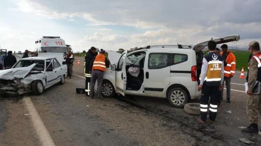 Besni'de Iki Ara&ccedil; &Ccedil;arpıştı: 5 Yaralı