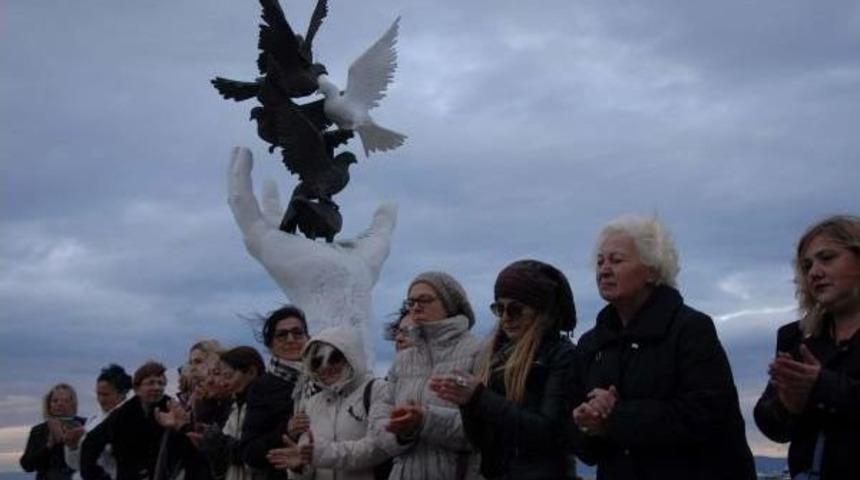 Yurt Yangınında &Ouml;lenler I&ccedil;in Ege Denizi'ne 12 Karanfil Bırakıldı