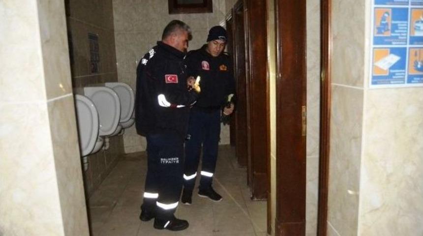 Ayvalık&rsquo;ta Sıkışan Kediyi İtfaiye Kurtardı