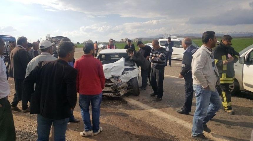 Hafif Ticari Ara&ccedil;la Otomobil &Ccedil;arpıştı: 5 Yaralı