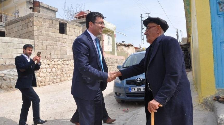 Besni Kaymakamı Gencer K&ouml;y Gezilerini S&uuml;rd&uuml;r&uuml;yor