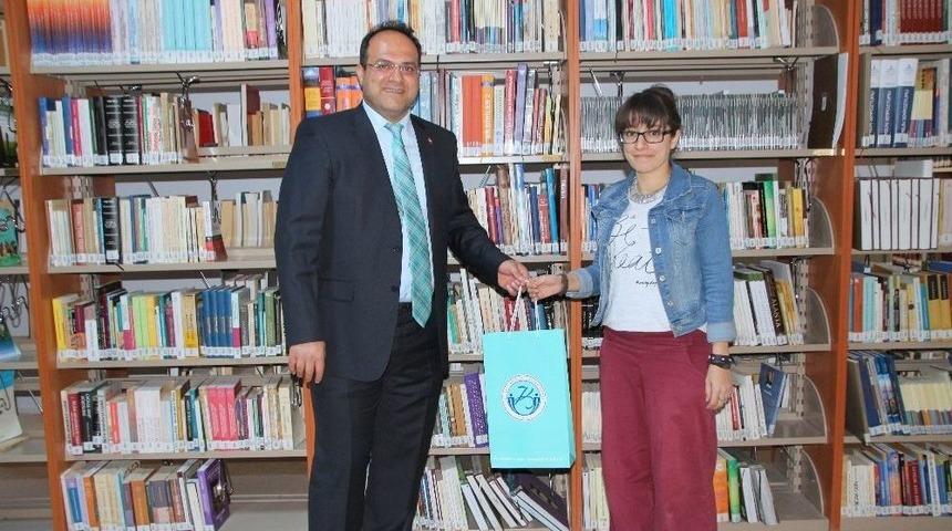 En &Ccedil;ok Kitap Okuyan &Uuml;niversite Personeli Ve &Ouml;ğrenciye Kitap Hediyesi