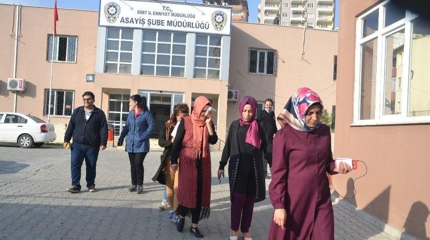 Siirt&rsquo;te Ak Parti&rsquo;li Kadınlara Taşlı Saldırı: 2 Yaralı