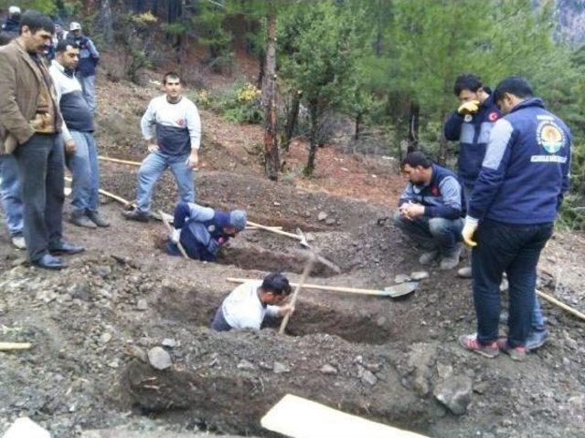 Gözaltında Özel Izinle Yanarak Ölen Kızının Cenazesine Katıldı