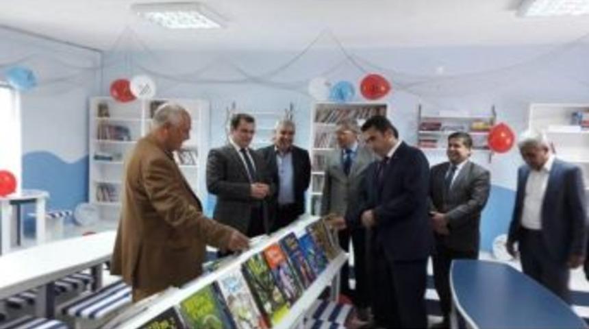 Okulun K&uuml;t&uuml;phanesi Hayırsever Vatandaştan