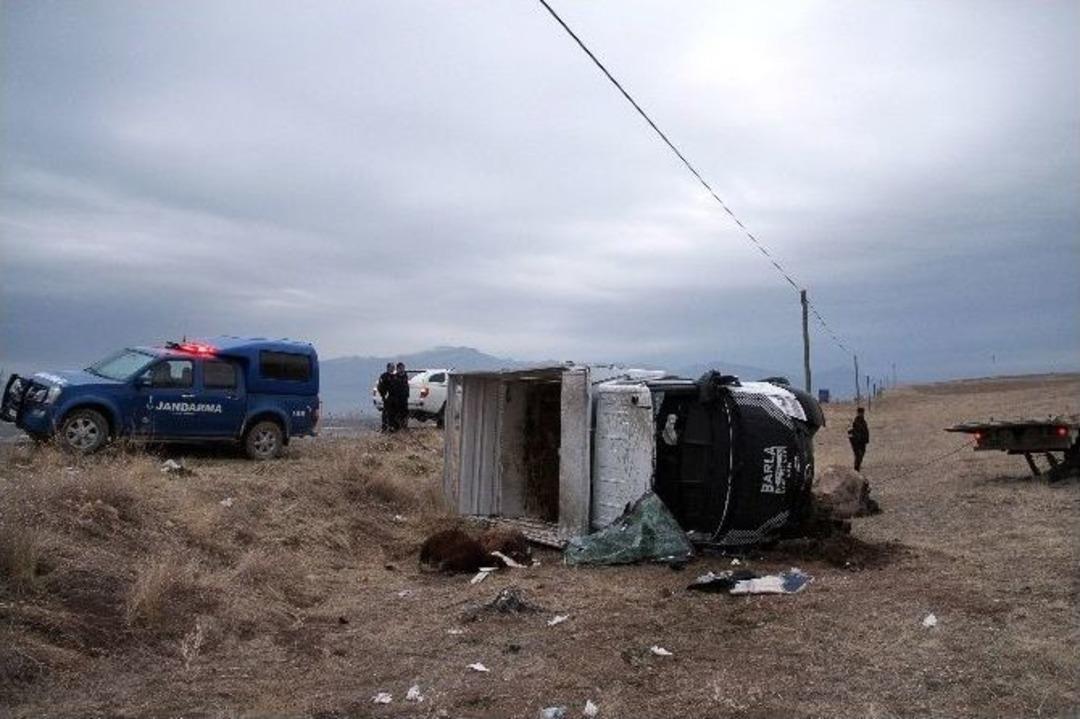 Van&rsquo;da Koyun Y&uuml;kl&uuml; Kamyonet Takla Attı: 1 Yaralı
