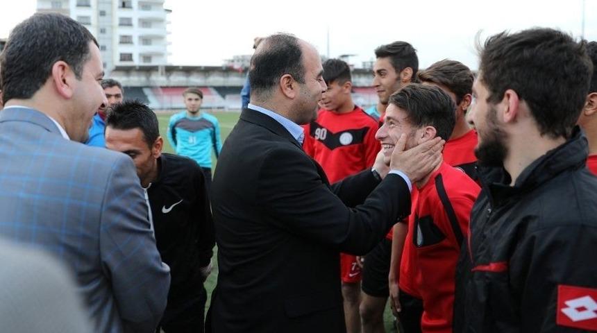 Başkan &Ccedil;ift&ccedil;i Karak&ouml;pr&uuml; Belediyespor&rsquo;a Başarı Diledi