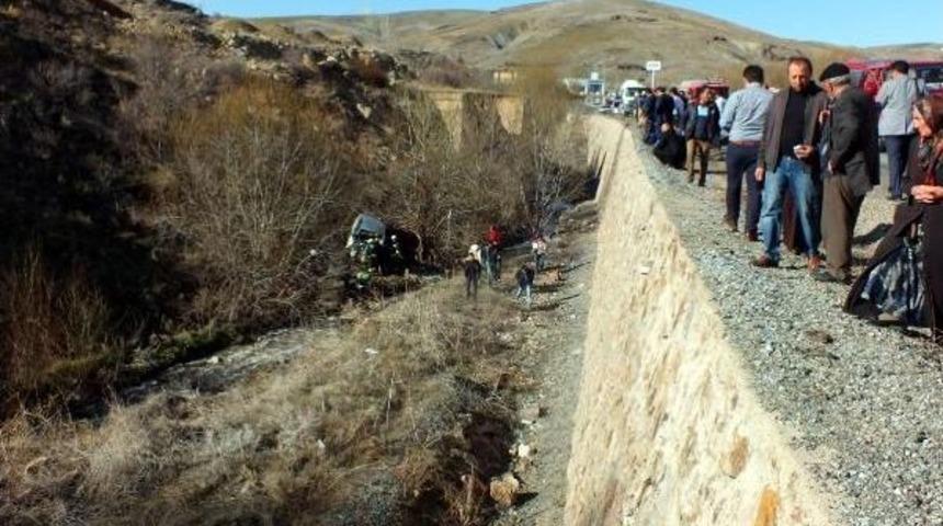 Otomobil Dere Yatağına U&ccedil;tu, S&uuml;r&uuml;c&uuml; &Ouml;ld&uuml;