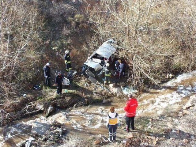 Otomobil Dere Yatağına Uçtu, Sürücü Öldü