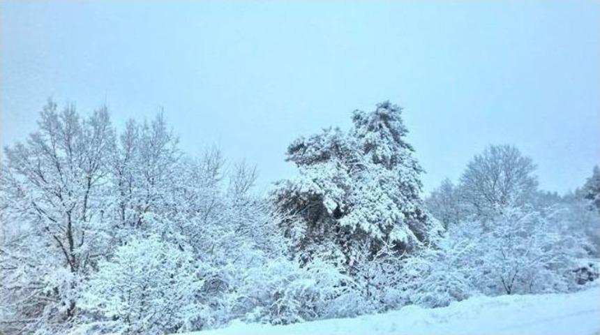 Bilecik&rsquo;in Beyaza B&uuml;r&uuml;n&uuml;rken Yer Yer Kar Kalınlığı 25 Santimetreyi Buldu