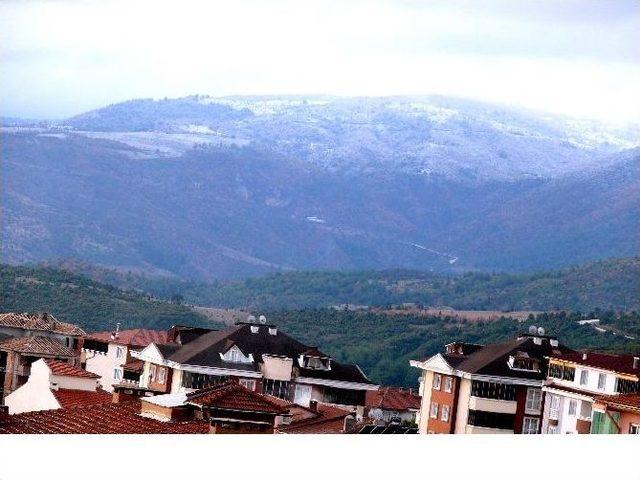 Bilecik’in Beyaza Bürünürken Yer Yer Kar Kalınlığı 25 Santimetreyi Buldu