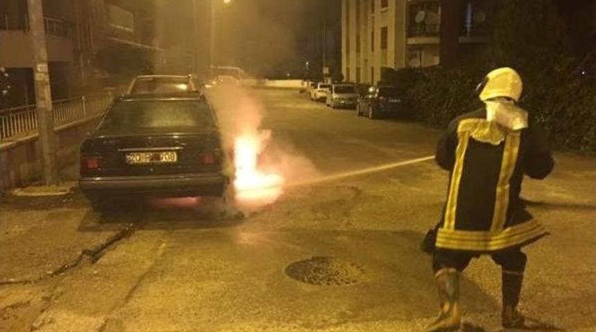 Denizli'de Park Halindeki Otomobil Kundaklandı