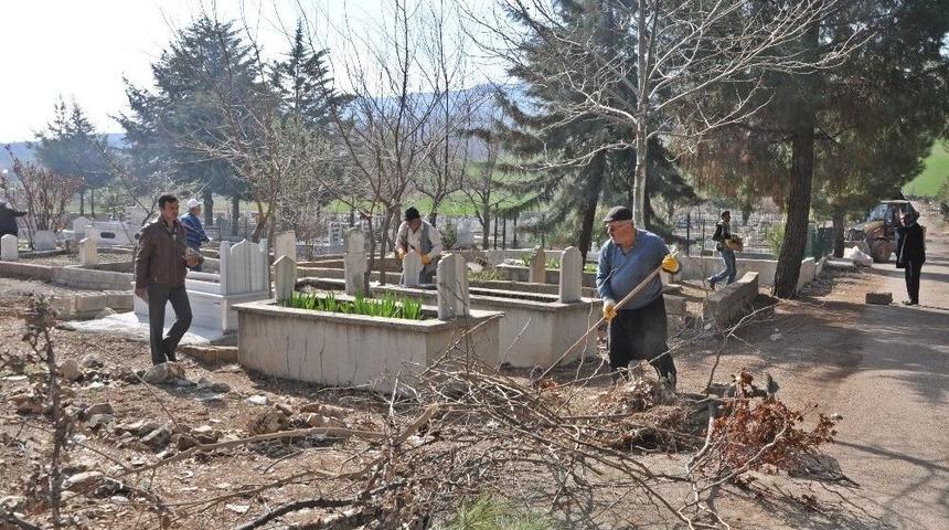 Yarbaşı Mezarlığı Temizlendi