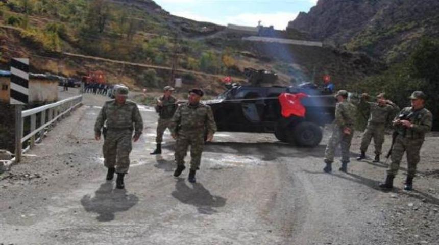 Komutanlar d&uuml;ğ&uuml;n konvoyunun &ouml;n&uuml;n&uuml; kesti