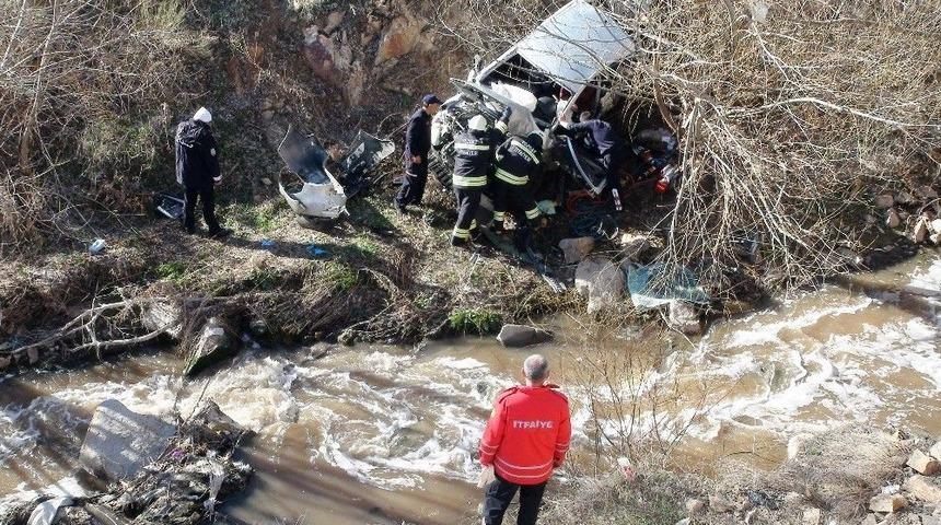 Otomobil Dereye U&ccedil;tu: 1 &Ouml;l&uuml;