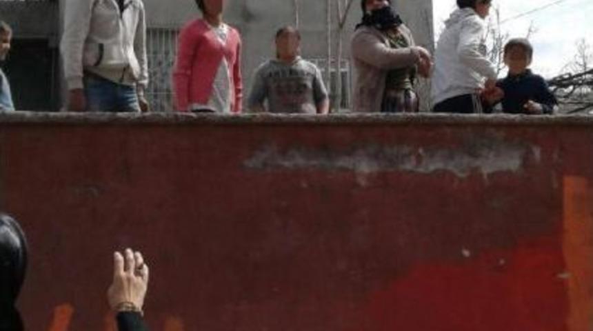 Siirt'te 'evet' Broş&uuml;r&uuml; Dağıtan Ak Partili Kadınlara Taşlı Saldırı