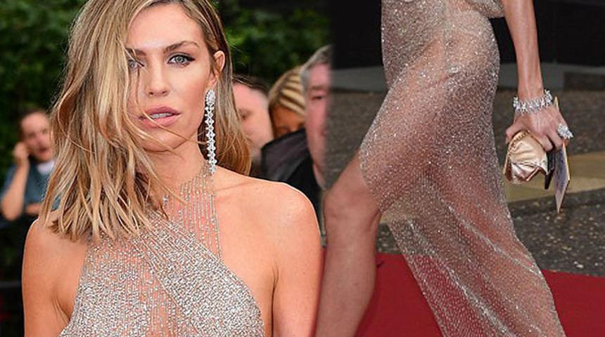 Kırmızı halıda transparan yarışı