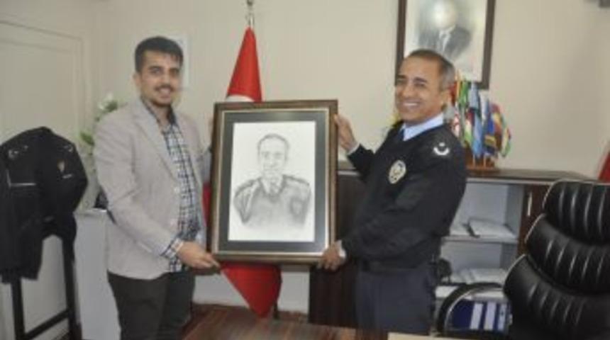 Gen&ccedil; Ressam İl&ccedil;e Emniyet M&uuml;d&uuml;r&uuml;n&uuml;n Portresini &Ccedil;izdi