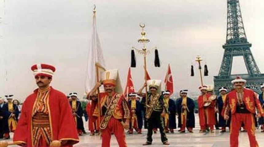 Yeni&ccedil;eri elbisesinden korkan Fransızlar