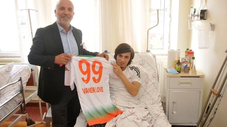 Başkan &Ccedil;avuşoğlu&rsquo;ndan Gen&ccedil; Taraftara Forma S&uuml;rprizi