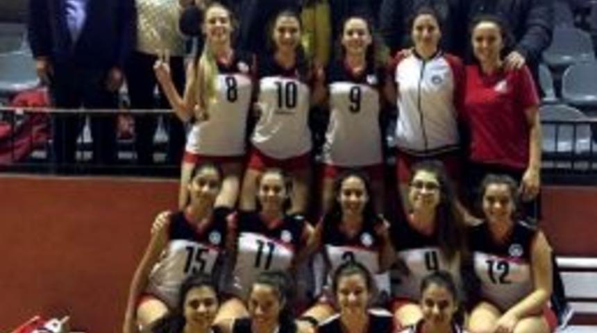 &Ccedil;eşme&rsquo;nin Gen&ccedil; Melekleri Finale Koşuyor