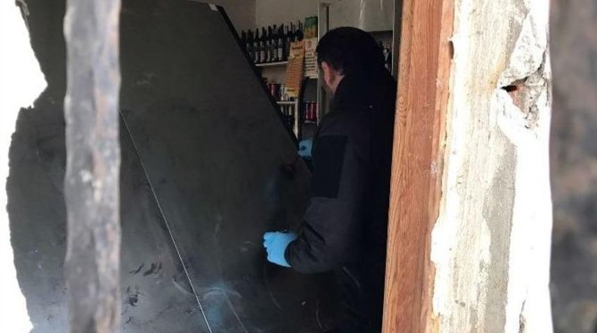 B&uuml;feye Giren Hırsızlar 30 Bin Tl&rsquo;lik Sigara Ve Alkol &Ccedil;aldılar