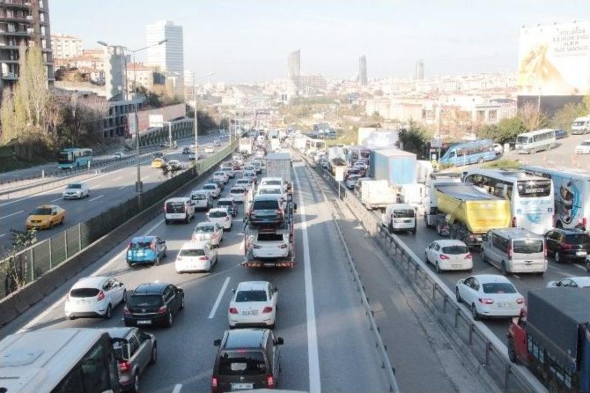 İbb&rsquo;nin Bitmeyen &Ccedil;alışması Anadolu Yakası&rsquo;nın Trafiğini Kilitledi