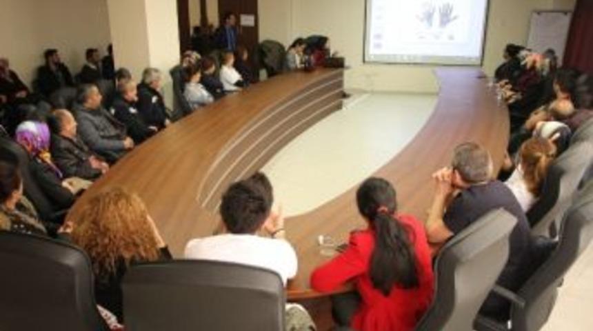 Diyaliz Merkezi G&ouml;revlilerine Enfeksiyon Eğitimi